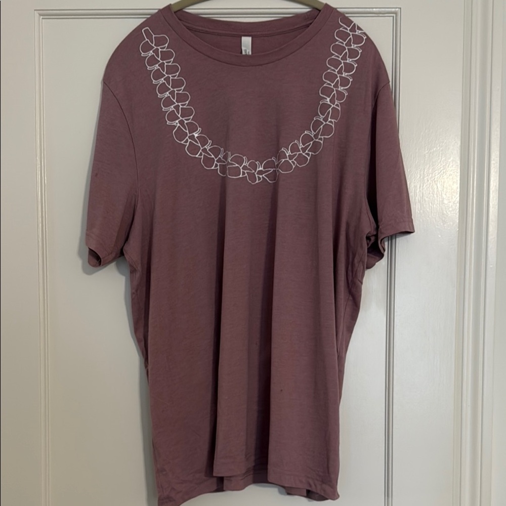 Puakenikeni Lei at-shirt in Lilac